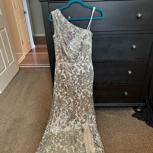 Never Worn Tadashi Shiji Gown - Size 6